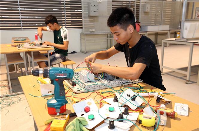 Trong ảnh: Lớp học thực hành về Điện công nghiệp của Trường Trung cấp Dân tộc nội trú tỉnh Thái Nguyên. Ảnh: Anh Tuấn – TTXVN