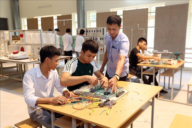 Trong ảnh: Lớp học thực hành về Điện công nghiệp của Trường Trung cấp Dân tộc nội trú tỉnh Thái Nguyên. Ảnh: Anh Tuấn – TTXVN