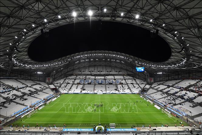 Trong ảnh: (tư liệu) Khán giả theo dõi một trận đấu bóng đá trên sân vận động  Velodrome tại Marseille, Pháp, ngày 20/10/2019. Ảnh: AFP/TTXVN