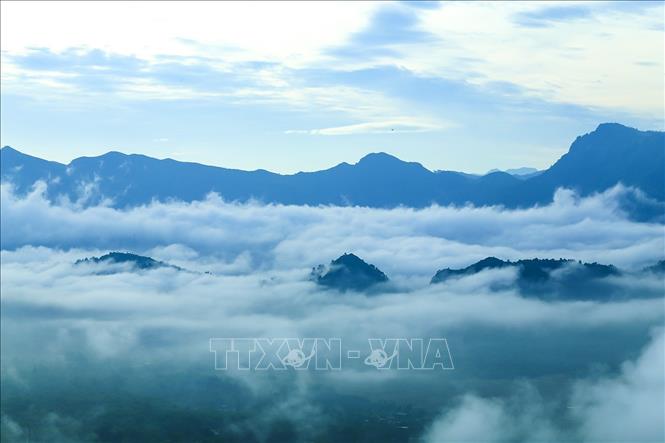 Trong ảnh: Lên Tây Bắc du khách sẽ được ngắm nhìn những biển mây mờ ảo. Ảnh: Phan Tuấn Anh - TTXVN
