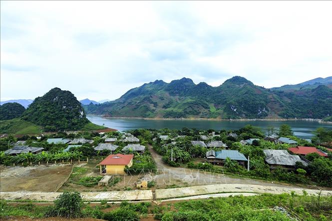 Trong ảnh: Sông núi hòa quyện ào nhau tạo nên ẻ đẹp hùng vĩ. Ảnh: Phan Tuấn Anh - TTXVN