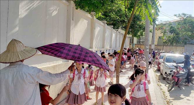 Photo: Children go home after school under a blazing sun in the northern province of Vinh Phuc. VNA Photo