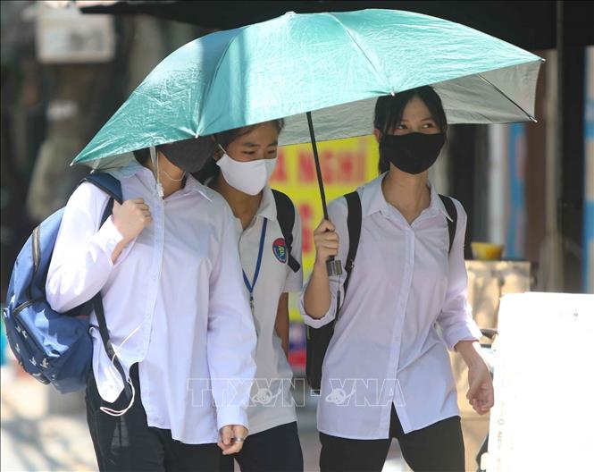 Photo: Hanoi experiences a prolonging heat wave, with the temperatures staying between 36-39 degrees Celsius. VNA Photo