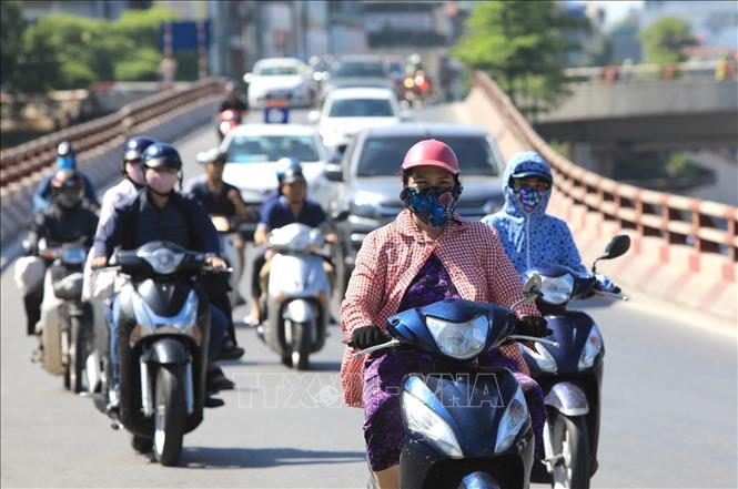 Photo: Hanoi experiences a prolonging heat wave, with the temperatures staying between 36-39 degrees Celsius. VNA Photo
