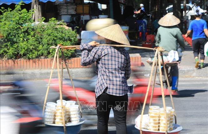 Photo: Hanoi experiences a prolonging heat wave, with the temperatures staying between 36-39 degrees Celsius. VNA Photo
