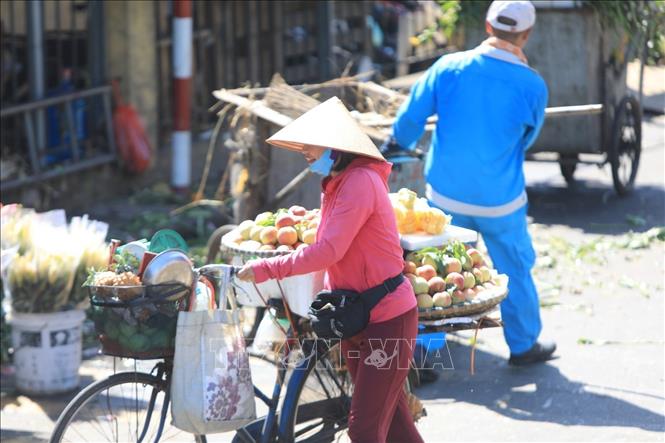 Photo: Hanoi experiences a prolonging heat wave, with the temperatures staying between 36-39 degrees Celsius. VNA Photo
