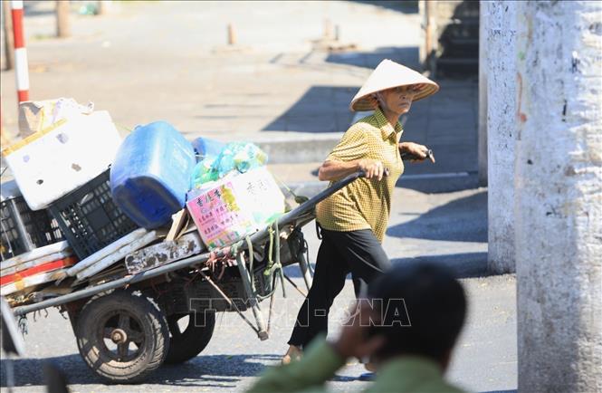 Photo: Hanoi experiences a prolonging heat wave, with the temperatures staying between 36-39 degrees Celsius. VNA Photo
