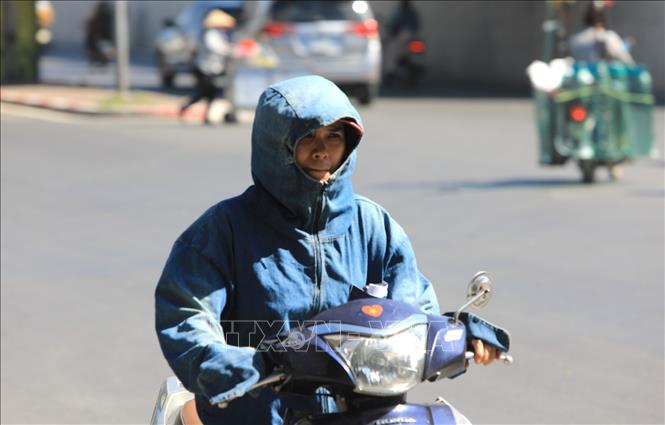 Photo: Hanoi experiences a prolonging heat wave, with the temperatures staying between 36-39 degrees Celsius. VNA Photo
