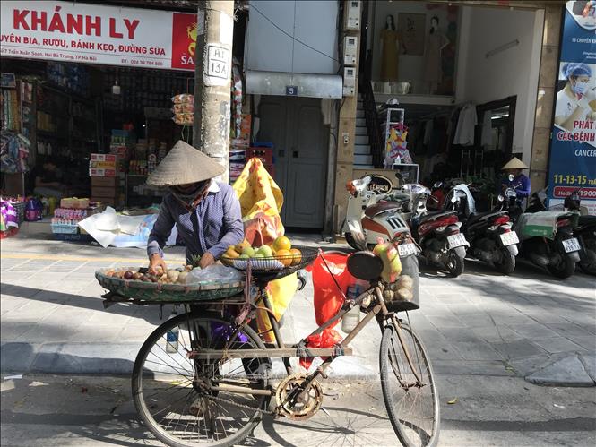 Photo: Hanoi experiences a prolonging heat wave, with the temperatures staying between 36-39 degrees Celsius. VNA Photo
