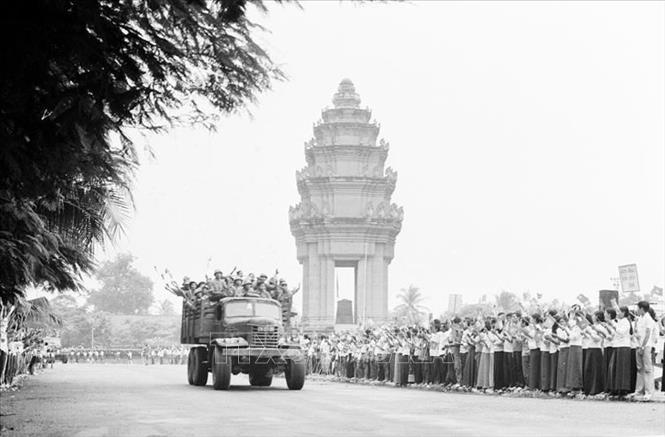 Trong ảnh: Hàng vạn người dân Thủ đô Phnom Penh đứng dọc hai bên đường, lưu luyến tiễn đưa quân tình nguyện Việt Nam hoàn thành nghĩa vụ quốc tế, lên đường trở về nước, tháng 6/1984. Ảnh: TTXVN