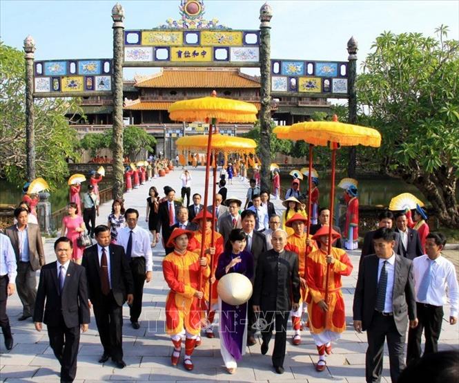 Những năm qua, nhằm tiếp tục củng cố và phát huy mối quan hệ láng giềng tốt đẹp, hữu nghị truyền thống, hợp tác toàn diện, bền vững lâu dài, Việt Nam và Campuchia duy trì thường xuyên các chuyến thăm lẫn nhau của lãnh đạo cấp cao hai nước. Trong ảnh: Quốc vương Campuchia Norodom Sihamoni thăm Đại Nội trong Khu di tích lịch sử văn hoá Cố đô Huế, ngày 19/10/2015, trong chuyến thăm cấp Nhà nước đến Việt Nam. Ảnh: Quốc Việt – TTXVN