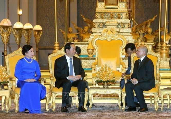 Trong ảnh: Chủ tịch nước Trần Đại Quang và Phu nhân cùng Quốc vương Campuchia Norodom Sihamoni tại Lễ đón chính thức ở Thủ đô Phnom Penh, sáng 15/6/2016, trong chuyến thăm cấp Nhà nước Vương quốc Campuchia từ ngày 15-16/6/2016. Ảnh: Nhan Sáng-TTXVN