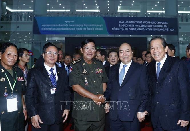 Trong ảnh: Thủ tướng Nguyễn Xuân Phúc đón Thủ tướng Chính phủ Hoàng gia Campuchia Samdech Hun Sen thăm Việt Nam và dự Lễ kỷ niệm “40 năm con đường cứu nước”, chiều 21/6/2017, tại Bình Dương. Phát biểu tại buổi lễ, Thủ tướng Hun Sen khẳng định: 