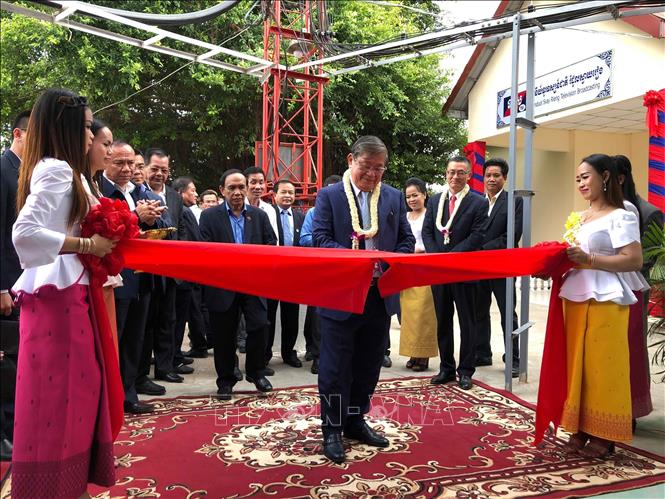 Trong ảnh: Lễ khánh thành đài phát sóng truyền hình tỉnh Svay Rieng của Campuchia, ngày 10/4/2018, quà tặng của Chính phủ Việt Nam dành cho nước bạn Campuchia, do Đài Tiếng nói Việt Nam (VOV) chịu trách nhiệm thi công, lắp đặt. Ảnh: Chanh Đa - TTXVN  