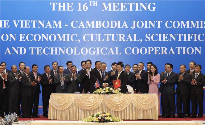 Trong ảnh: Sáng 17/5/2018, tại Hà Nội, Phó Thủ tướng, Bộ trưởng Bộ Ngoại giao Phạm Bình Minh và Bộ trưởng Cao cấp, Bộ trưởng Ngoại giao và Hợp tác quốc tế Vương quốc Campuchia Prak Sokhonn đồng chủ trì Kỳ họp lần thứ 16 Ủy ban hỗn hợp Việt Nam – Campuchia về hợp tác kinh tế, văn hóa, khoa học và kỹ thuật. Ảnh: Lâm Khánh - TTXVN