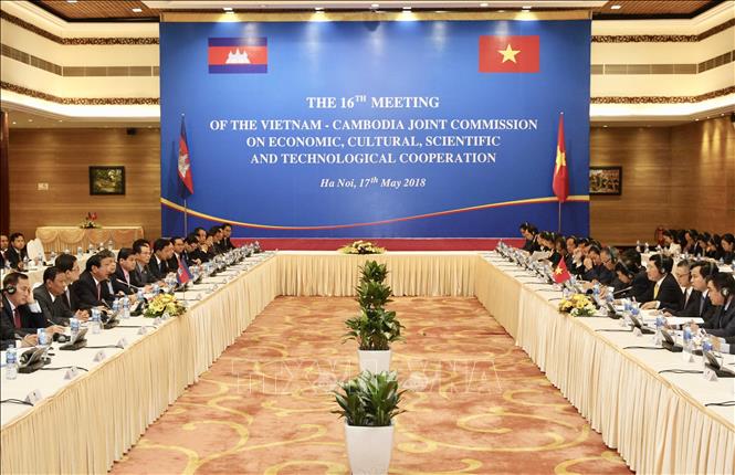 Trong ảnh: Sáng 17/5/2018, tại Hà Nội, Phó Thủ tướng, Bộ trưởng Bộ Ngoại giao Phạm Bình Minh và Bộ trưởng Cao cấp, Bộ trưởng Ngoại giao và Hợp tác quốc tế Vương quốc Campuchia Prak Sokhonn đồng chủ trì Kỳ họp lần thứ 16 Ủy ban hỗn hợp Việt Nam – Campuchia về hợp tác kinh tế, văn hóa, khoa học và kỹ thuật. Ảnh: Lâm Khánh - TTXVN
