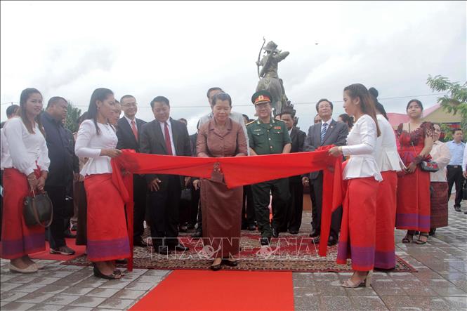 Trong ảnh: Ngày 20/10/2018, Phó Thủ tướng Campuchia Men Sam An cắt băng khánh thành Đài Hữu nghị Việt Nam - Campuchia tại thành phố Kep, tỉnh Kep, miền Nam Campuchia. Đây là đài hữu nghị thứ 11 được xây dựng nhằm tưởng nhớ và tri ân công lao của các chiến sỹ Quân tình nguyện Việt Nam và chiến sỹ yêu nước Campuchia trong công cuộc giải phóng đất nước và dân tộc Campuchia. Ảnh: TTXVN 