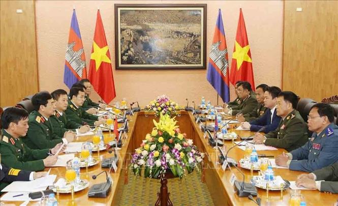 Trong ảnh: Sáng 30/10/2018, tại Hà Nội, Thượng tướng Phan Văn Giang, Ủy viên Trung ương Đảng, Tổng Tham mưu trưởng Quân đội nhân dân Việt Nam, Thứ trưởng Bộ Quốc phòng hội đàm với Đoàn đại biểu Quân sự cấp cao Quân đội Hoàng gia Campuchia do Đại tướng Vong Pisen, Tổng Tư lệnh dẫn đầu sang thăm chính thức Việt Nam. Ảnh: Dương Giang – TTXVN