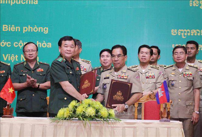 Trong ảnh: Ngày 14/12/2018, tại thủ đô Phnom Penh, Bộ Tư lệnh Bộ đội Biên phòng Việt Nam và Tổng cục Di trú - Bộ Nội vụ Campuchia tổ chức hội nghị về công tác phối hợp quản lý xuất nhập cảnh và phòng chống tội phạm xuyên quốc gia. Ảnh: TTXVN 