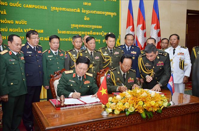 Trong ảnh: Lễ ký Nghị định thư hợp tác giữa Bộ Quốc phòng hai nước, trong chuyến thăm chính thức Campuchia của Đại tướng Ngô Xuân Lịch, Ủy viên Bộ Chính trị, Bộ trưởng Bộ Quốc phòng. Ảnh: TTXVN 