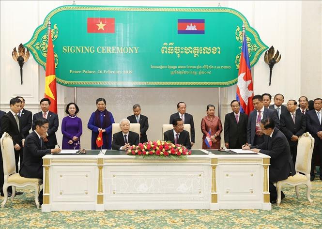 Trong ảnh: Tổng Bí thư, Chủ tịch nước Nguyễn Phú Trọng và Thủ tướng Chính phủ Hoàng gia Campuchia Samdech Hun Sen chứng kiến Lễ ký kết Biên bản thỏa thuận giữa Bộ Công Thương Việt Nam và Bộ Thương mại Campuchia về thúc đẩy thương mại song phương giữa hai nước giai đoạn 2019 - 2020, ngày 26/2/2019, tại Thủ đô Phnom Penh, trong chuyến thăm cấp Nhà nước Vương quốc Campuchia. Ảnh: Trí Dũng – TTXVN