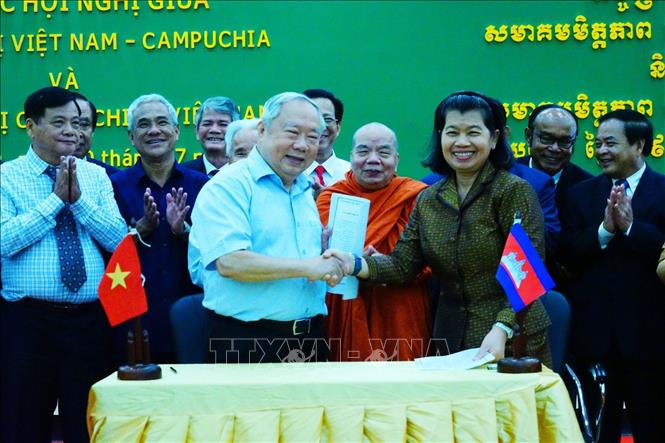 Trong ảnh: Sáng 29/7/2019, Hội Hữu nghị hai nước Việt Nam và Campuchia đã ra thông cáo chung nhằm góp phần củng cố và tăng cường quan hệ láng giềng hữu nghị, truyền thống và hợp tác toàn diện lâu dài giữa Vương quốc Campuchia và Việt Nam. Hai bên nhất trí tiếp tục thực hiện Thỏa thuận đã ký tháng 12/2015 để phối hợp và thúc đẩy công tác tuyên truyền giáo dục cho hội viên và nhân dân hai nước về truyền thống đoàn kết hữu nghị và hợp tác toàn diện Campuchia – Việt Nam. Ảnh: Trần Long - TTXVN 