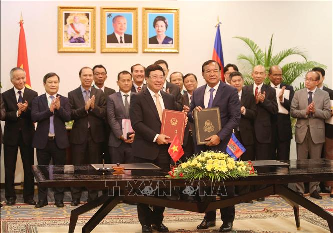 Trong ảnh: Phó Thủ tướng, Bộ trưởng Ngoại giao Phạm Bình Minh và Phó Thủ tướng, Bộ trưởng Bộ Ngoại giao và Hợp tác quốc tế Campuchia Prak Sokhonn ký kết văn kiện của Kỳ họp lần thứ 17 của Ủy ban Hỗn hợp về hợp tác Kinh tế, Văn hóa, Khoa học và Kỹ thuật Việt Nam - Campuchia (JC 17), ngày 21/8/2019, tại Phnom Penh. Ảnh: Trần Long - TTXVN