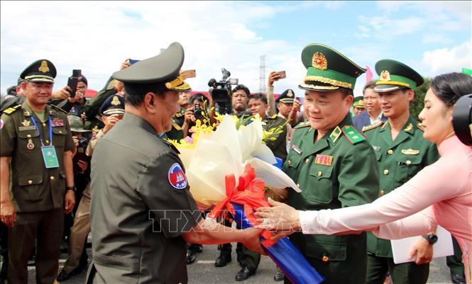 Trong ảnh: Trung tướng Hoàng Xuân Chiến, Tư lệnh Bộ đội Biên phòng Việt Nam tặng hoa đoàn đại biểu Bộ Quốc phòng Vương quốc Campuchia sang thành phố Châu Đốc, tỉnh An Giang dự Hội nghị bàn tròn về công tác phối hợp quản lý, bảo vệ biên giới, kiểm soát cửa khẩu và bảo đảm an ninh trật tự khu vực biên giới Việt Nam – Campuchia, ngày 27/8/2019. Ảnh: Công Mạo-TTXVN