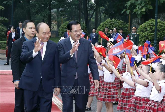 Trong ảnh: Sáng 4/10/2019, tại Phủ Chủ tịch, Thủ tướng Chính phủ Nguyễn Xuân Phúc chủ trì Lễ đón Thủ tướng Vương quốc Campuchia Samdech Techo Hun Sen cùng Đoàn đại biểu cấp cao Chính phủ Hoàng gia Vương quốc Campuchia thăm chính thức Việt Nam. Ảnh: Thống Nhất - TTXVN