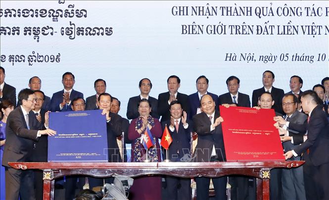 Sáng 5/10/2019, tại Hà Nội, Thủ tướng Nguyễn Xuân Phúc và Thủ tướng Vương quốc Campuchia Samdech Techo Hun Sen dự Hội nghị tổng kết công tác phân giới cắm mốc biên giới trên đất liền Việt Nam - Campuchia giai đoạn 2006 - 2019. Trong ảnh: Thủ tướng Nguyễn Xuân Phúc và Thủ tướng Campuchia Samdech Techo Hun Sen chứng kiến Lễ ký Phụ lục bản đồ đính kèm Nghị định thư Phân giới cắm mốc biên giới đất liền giữa Việt Nam và Campuchia. Ảnh: Thống Nhất - TTXVN
