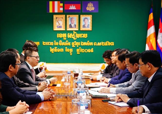 Trong ảnh: Trong chuyến thăm và làm việc tại Campuchia, chiều 13/12/2019, tại tỉnh Siem Reap, Phó Tổng giám đốc TTXVN Lê Quốc Minh làm việc với Phó Tỉnh trưởng Siem Reap Neak Neron. Ảnh: Trang Nhung - TTXVN  