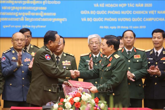 Trong ảnh: Đại tướng Ngô Xuân Lịch, Uỷ viên Bộ Chính trị, Phó Bí thư Quân uỷ Trung ương, Bộ trưởng Bộ Quốc phòng và Phó Thủ tướng, Bộ trưởng Bộ Quốc phòng Vương quốc Campuchia Tea Banh ký Nghị định thư về hợp tác quốc phòng giai đoạn 2020-2024 và kế hoạch hợp tác năm 2020 giữa Bộ Quốc phòng hai nước, ngày 20/12/2019, tại Hà Nội. Ảnh: Dương Giang - TTXVN
