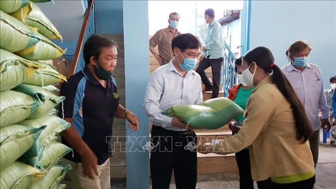 Trong ảnh: Sáng 30/4/2020, Đại sứ quán Việt Nam tại Campuchia phối hợp với Hội Khmer- Việt Nam triển khai Chương trình hỗ trợ khẩn cấp (Đợt II) cho người gốc Việt và người Khmer có hoàn cảnh khó khăn trong thời gian chống dịch COVID-19. Ảnh: Vũ Hùng - TTXVN 