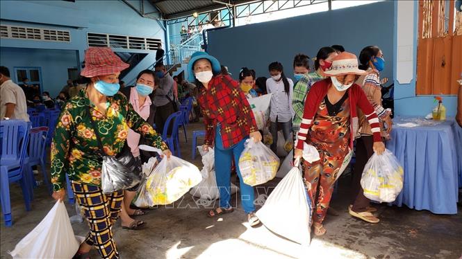 Trong ảnh: Sáng 9/5/2020, Đại sứ quán Việt Nam tại Campuchia, Hội Khmer - Việt Nam đại diện cho các tổ chức, doanh nghiệp, nhà hảo tâm tại Việt Nam và Campuchia tiếp tục triển khai chương trình hỗ trợ khẩn cấp đợt 3 cho người gốc Việt và người Khmer có hoàn cảnh khó khăn tại thủ đô Phnom Penh. Ảnh: Vũ Hùng - TTXVN