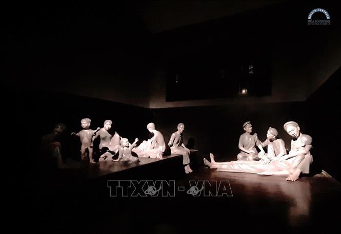 Trong ảnh: Trại giam nữ tù chính tri trong hành trình trải nghiệm đêm Di tích Nhà tù Hỏa Lò. Ảnh: TTXVN phát