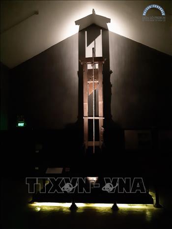 Trong ảnh: Máy chém, một điểm tham quan trong chương trình trải nghiệm đêm Di tích Nhà tù Hỏa Lò. Ảnh: TTXVN phát
