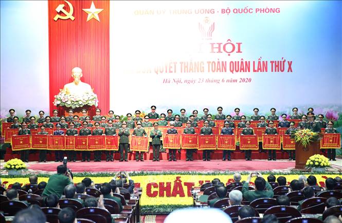 Trong ảnh: Đại tướng Ngô Xuân Lịch, Bộ trưởng Bộ Quốc phòng và Đại tướng Lương Cường, Chủ nhiệm Tổng cục Chính trị QĐND Việt Nam trao Cờ thi đua của Bộ Quốc phòng cho các cá nhân, tập thể có thành tích xuất sắc trong phong trào thi đua quyết thắng toàn quân gia đoạn 2015-2020. Ảnh: Dương Giang – TTXVN