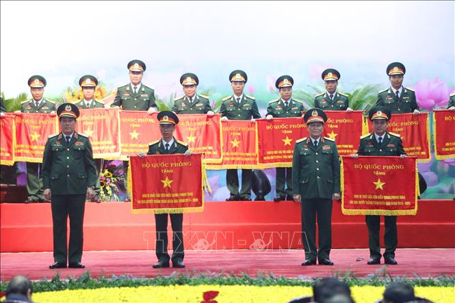Trong ảnh: Đại tướng Ngô Xuân Lịch, Bộ trưởng Bộ Quốc phòng và Đại tướng Lương Cường, Chủ nhiệm Tổng cục Chính trị QĐND Việt Nam trao Cờ thi đua của Bộ Quốc phòng cho các cá nhân, tập thể có thành tích xuất sắc trong phong trào thi đua quyết thắng toàn quân gia đoạn 2015-2020. Ảnh: Dương Giang – TTXVN