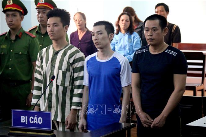 Trong ảnh: Các bị cáo tại phiên tòa (từ phải qua): Nguyễn Văn Nưng, Nguyễn Viết Huy, Nguyễn Minh Hoàng. Ảnh: Nguyễn Thanh - TTXVN
