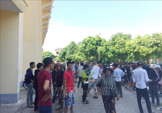 Trong ảnh: Rất đông người hâm mộ đến sân Vinh (Nghệ An) để mua vé. Ảnh: Nguyễn Oanh - TTXVN