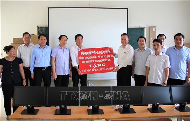 Trong ảnh: Phó Chủ tịch Quốc hội, Phùng Quốc Hiển tặng 20 bộ máy tính, 1 máy chiếu cho các đơn vị nhà trường trên địa bàn xã Tà Tổng. Ảnh: Quý Trung - TTXVN
