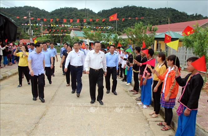 Trong ảnh: Phó Chủ tịch Quốc hội Phùng Quốc Hiển cùng đoàn công tác tiếp xúc cử tri xã Tà Tổng. Ảnh: Quý Trung - TTXVN