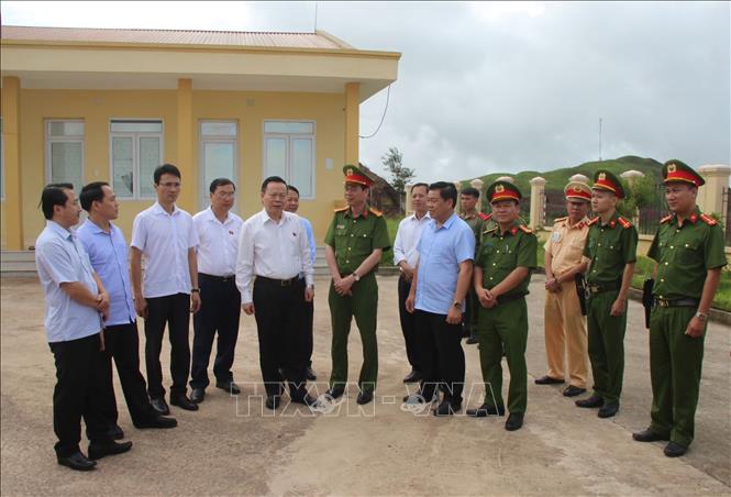 Trong ảnh: Phó Chủ tịch Quốc hội Phùng Quốc Hiển cùng đoàn công tác thăm đồn công an Nậm Ngà đóng trên địa bàn xã Tà Tổng. Ảnh: Quý Trung - TTXVN