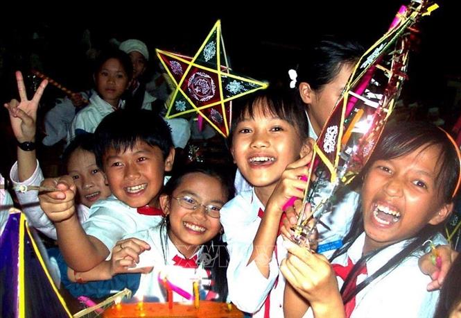 Trong ảnh: Thiếu nhi Gia Lai có hoàn cảnh khó khăn vui tết trung thu (2006). ảnh: Sỹ Huynh-TTXVN