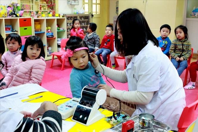 Trong ảnh: Quận Hoàn Kiếm phối hợp với Trung tâm Nghiên cứu Giáo dục đặc biệt (Viện Khoa học Giáo dục Việt Nam) khám sàng lọc khuyết tật, tự kỷ, rối nhiễu tâm lý và khiếm thính trẻ dưới 3 tuổi tại các trường mầm non trên địa bàn quận (2015). Ảnh: Dương Ngọc – TTXVN