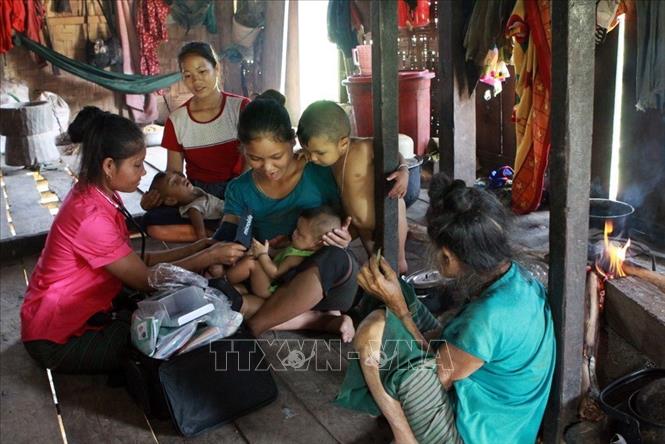 Trong ảnh: Mạng lưới cô đỡ thôn bản huyện Minh Hóa (Quảng Bình) hoạt động hiệu quả trong việc chăm sóc sức khoẻ sinh sản cho đồng bào dân tộc (2015). Ảnh: Dương Ngọc – TTXVN