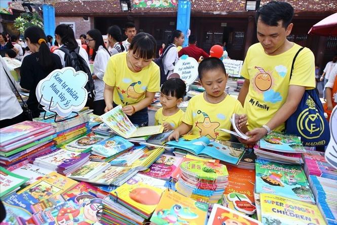 Trong ảnh: Gian hàng tại Hội sách thiếu nhi 2016 thu hút rất đông các gia đình đến mua và tìm hiểu. Ảnh: Minh Quyết – TTXVN