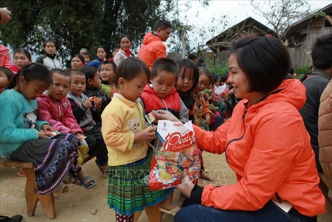 Trong ảnh: Các nhà hảo tâm tặng quà cho trẻ em và người dân bản Cốc Rế, huyện Si Ma Cai, tỉnh Lào Cai (2016). Ảnh: Trần Việt – TTXVN