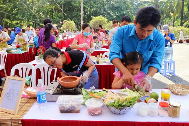 Trong ảnh: Các thí sinh tham gia hội thi nấu với ăn với chủ đề “Cả nhà vào bếp” trong Ngày hội gia đình hạnh phúc năm 2019 tại thành phố Hồ Chí Minh. Ảnh: Thanh Vũ - TTXVN