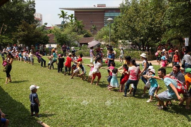 Trong ảnh: Cả gia đình cùng tham gia kéo co -  một trò chơi dân gian mang đậm tính đoàn kết tại Bảo tàng dân tộc học Việt Nam (2014) . Ảnh: Anh Tuấn – TTXVN